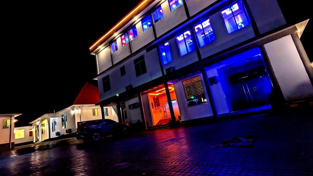 Jengo la Moonlight Hotel usiku